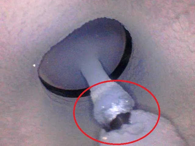 Intake valve cover with carbone deposits